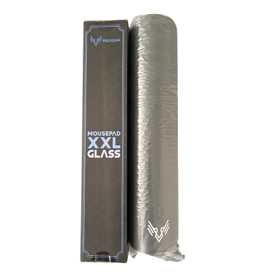 mousepad-xxl-glass-pegasum-empaque Mousepad de vidrio enrollado en su plástico protector junto a su caja original Pegasum XXL Glass.