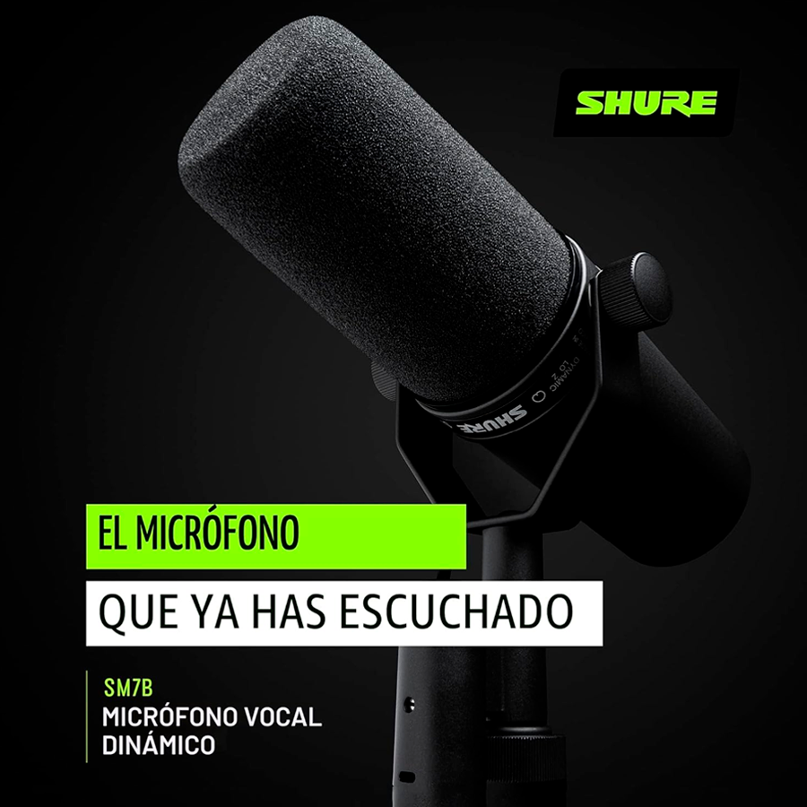 Micrófono dinámico vocal Shure SM7B sobre soporte en estudio profesional