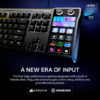 Primer plano de un teclado gaming Corsair con una pantalla táctil Stream Deck integrada que muestra estadísticas de CPU, GPU y controles multimedia.