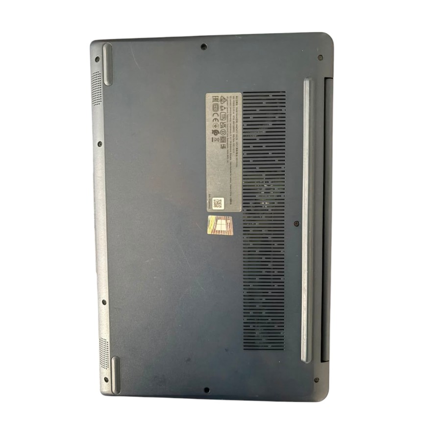Parte inferior de una laptop Lenovo IdeaPad 3 que muestra las rejillas de ventilación, los soportes de goma antideslizantes y las etiquetas de certificación de fábrica.