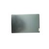 Tapa superior texturizada de una laptop Lenovo en color gris azulado con el logo rectangular de Lenovo en la esquina inferior derecha.