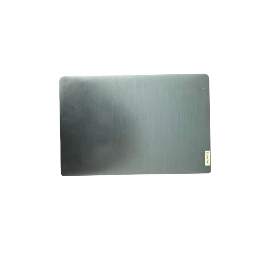 Tapa superior texturizada de una laptop Lenovo en color gris azulado con el logo rectangular de Lenovo en la esquina inferior derecha.