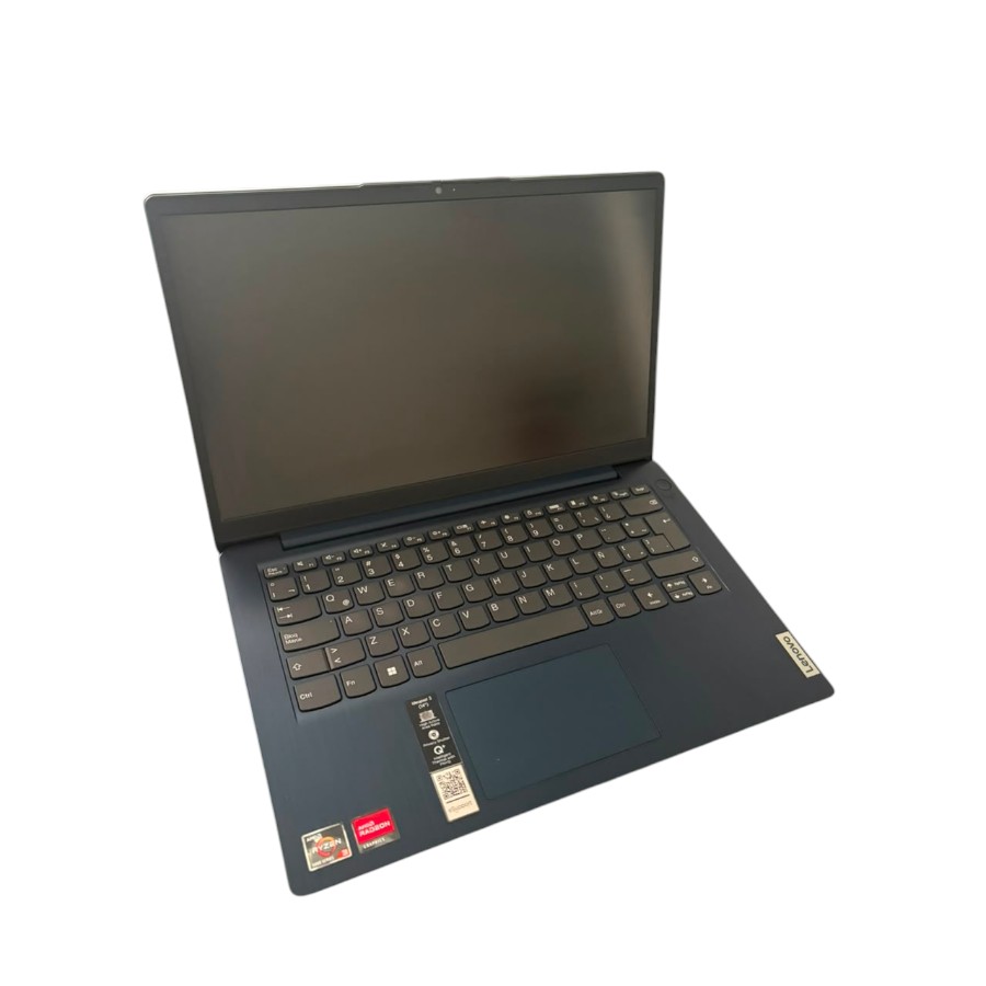 Vista aérea angular de una laptop Lenovo IdeaPad 3 azul oscuro abierta, con la pantalla apagada y fondo blanco.