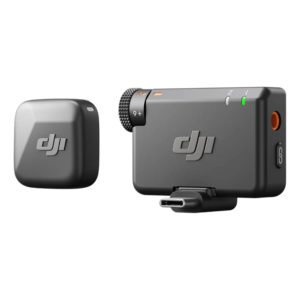 microfono dji mic mini sistema inalambrico con estuche de carga sobre fondo neutro